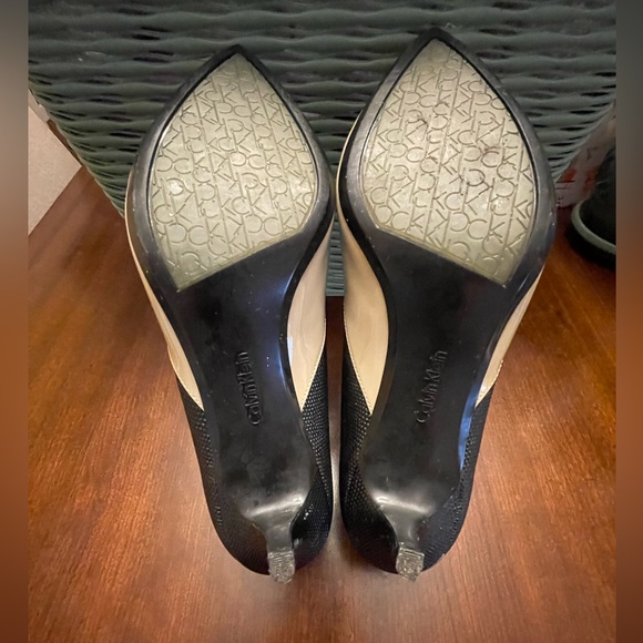 Calvin Klein Women's Patna Pointed Toe Classic Pumps Grege Black - Picture 4 of 8